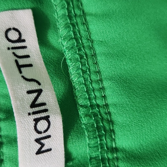 Main Strip Cropped Ruffle Top - Picture 4 of 5